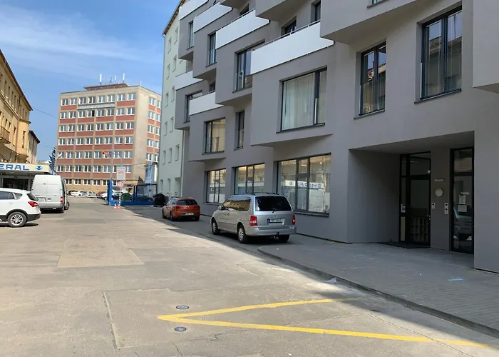 Mary - Centre, Netflix, Coffee, Self Check In * Brno